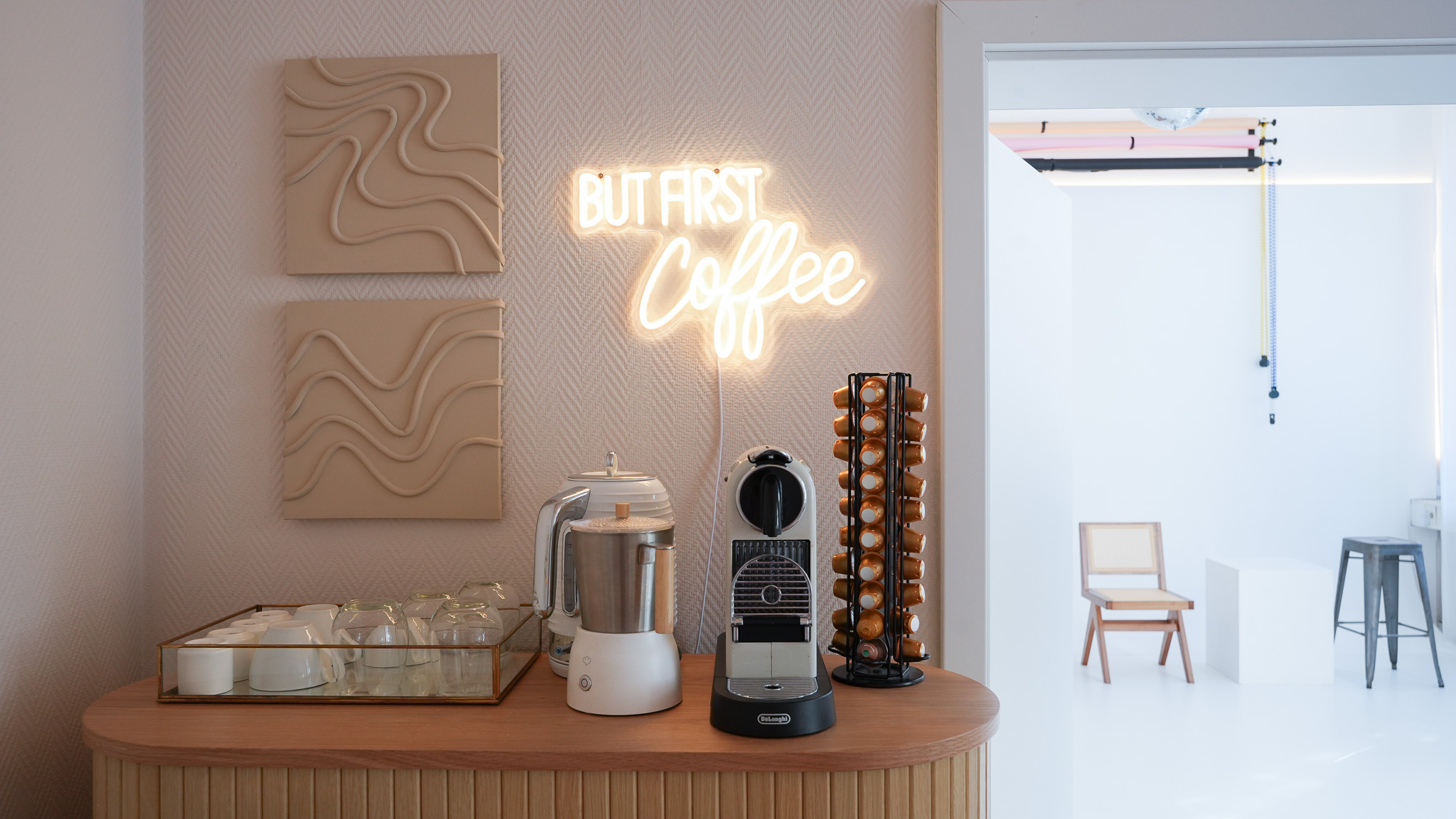 Kaffeestation mit Neon-Schriftzug