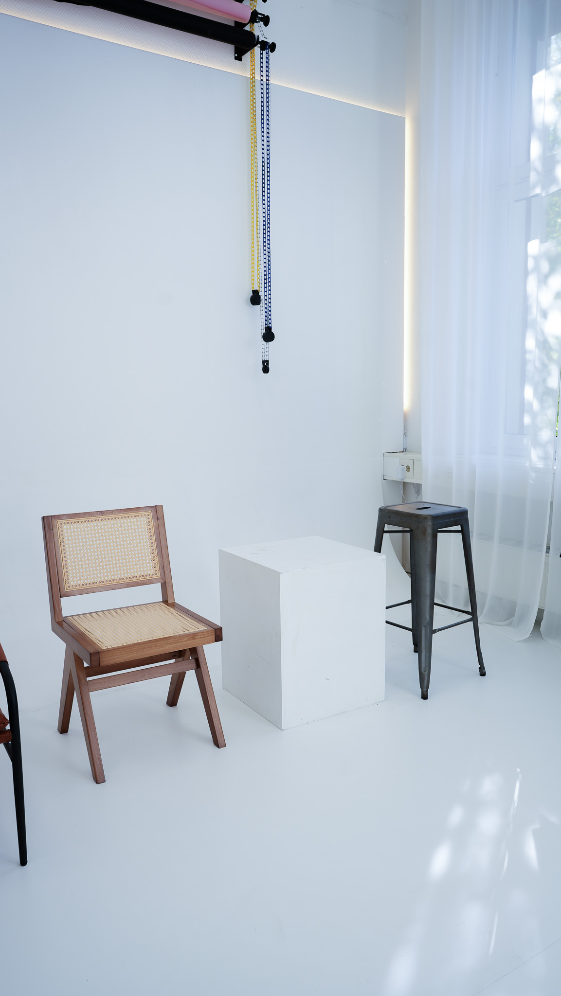 Studioraum mit Rattanstuhl und Posing-Cube