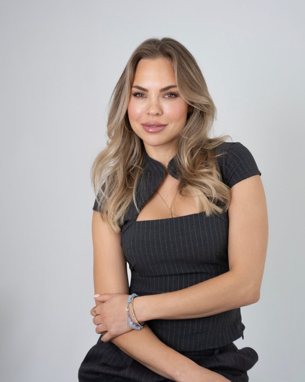 Maria Reider, sitzend im Studio vor hellem Hintergrund